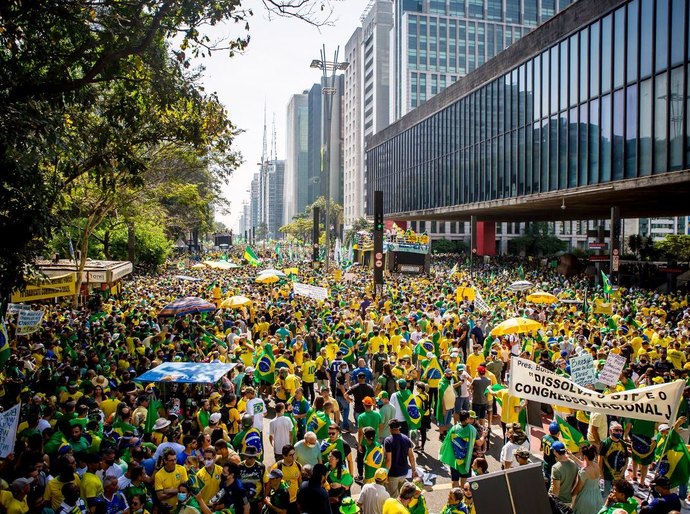 Bolsonaro tem respiro nas ruas, mas fica ainda mais isolado sob pressão de impeachment
