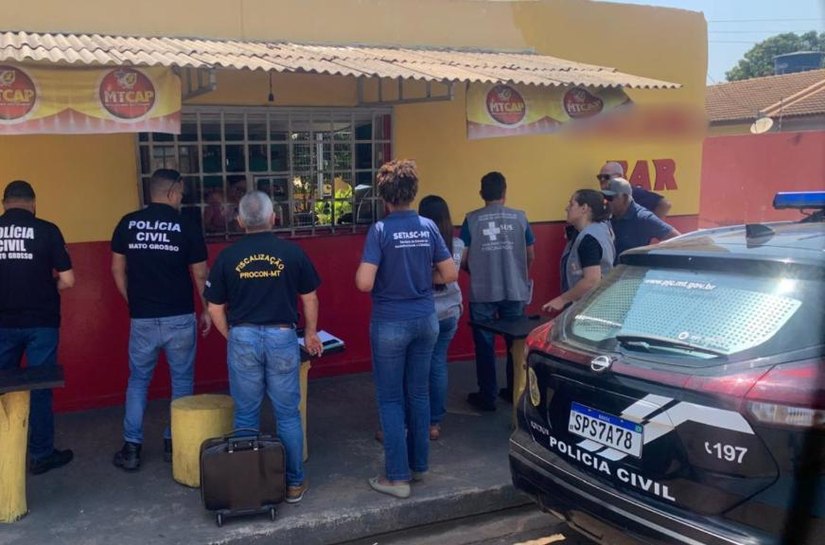 Polícia Civil e Vigilância Sanitária interditam fábrica clandestina de bebida destilada em Várzea Grande
