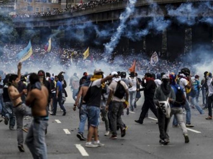 Manifestantes protestam em Caracas após vitória de Maduro ser declarada