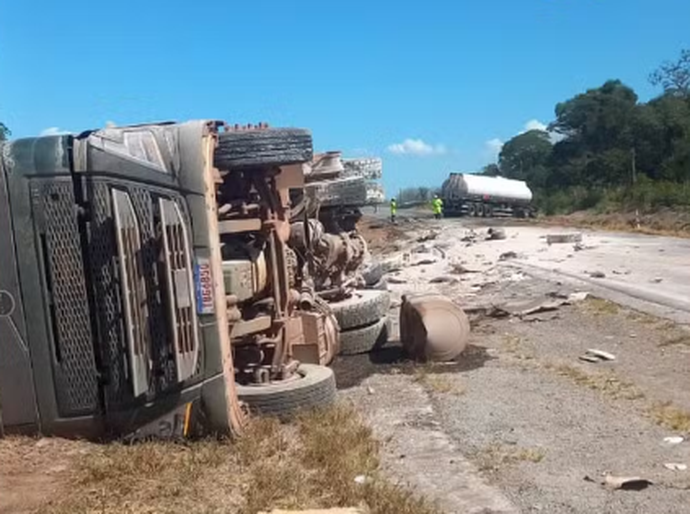 Batida entre três carretas mata caminhoneiro e bloqueia BR-163 em Lucas do Rio Verde