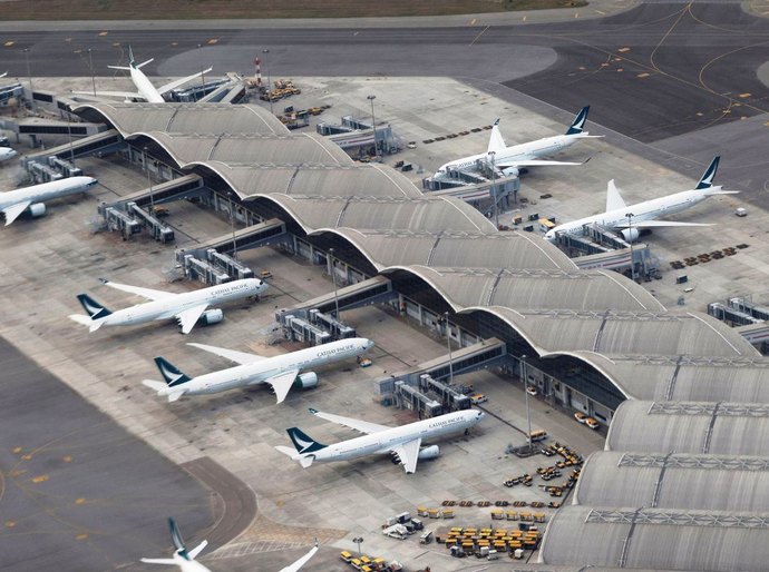 Nova variante do coronavírus leva países a se fecharem a viajantes do sul da África. Anvisa pede restrições no Brasil