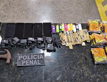 Policiais Penais localizam pacote com 12 celulares e carregadores arremessado para dentro de penitenciária