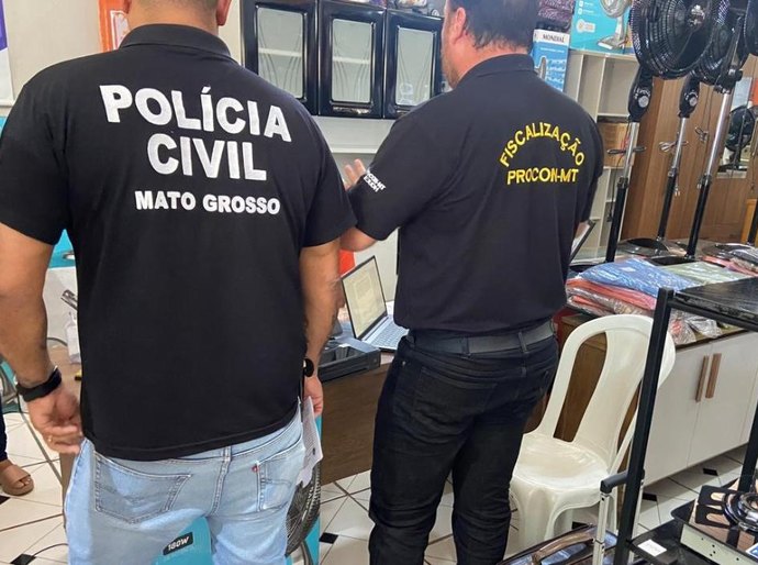 Polícia Civil e Procon fiscalizam loja de móveis em Acorizal investigada por golpes em aposentados