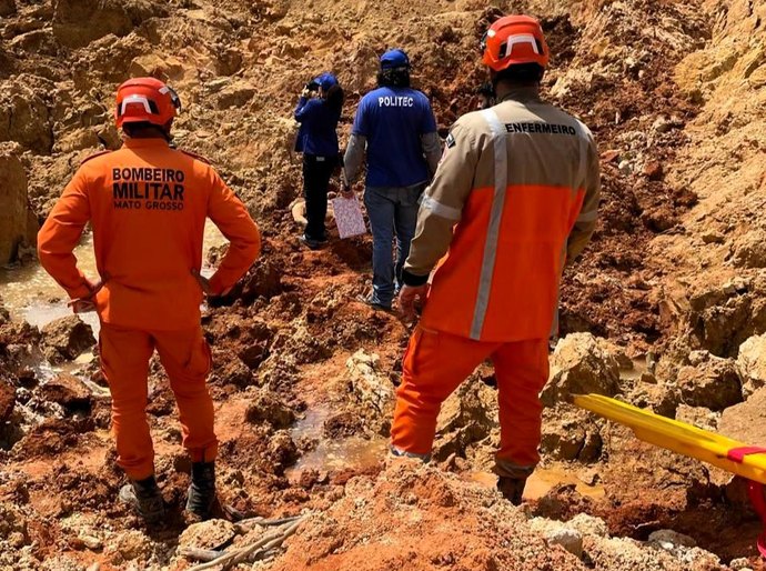 Bombeiros resgatam corpo de homem soterrado em garimpo em MT