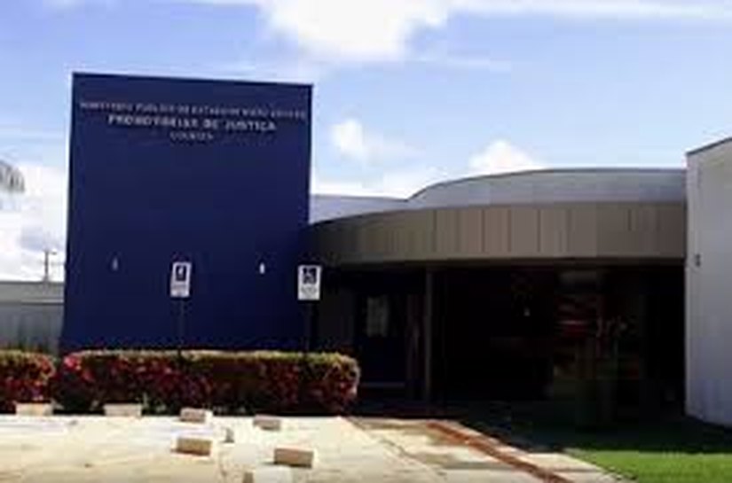 Desvariada, advogada de 30 pula muro e entra na casa de promotor com faca; PM faz prisão