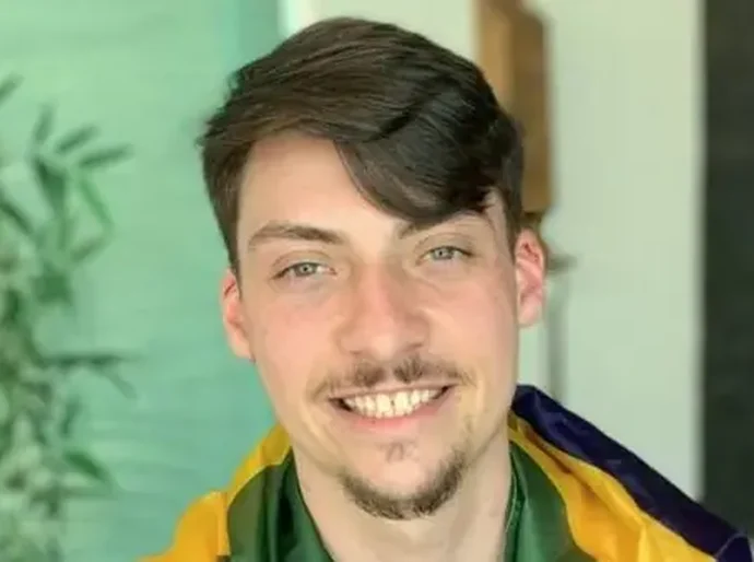 Filho de Bolsonaro, Jair Renan é alvo de operação e tem celular apreendido pela polícia