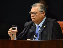 Dino cita indícios de crimes e suspende repasses de emendas a nove municípios