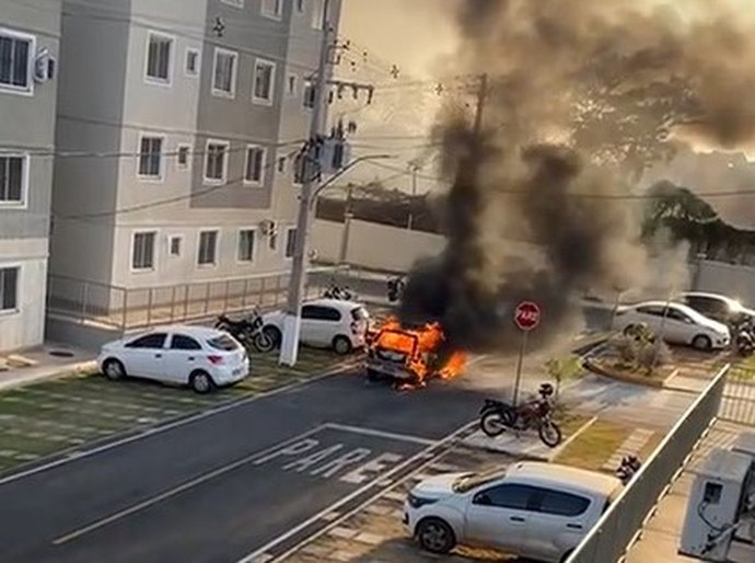 Veja Vídeos: Carro é destruído durante incêndio no condomínio MRV, em Várzea Grande