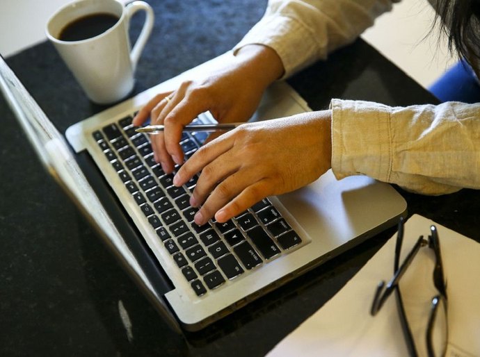 Mulheres são mais conectadas, mas acessam menos serviços na internet