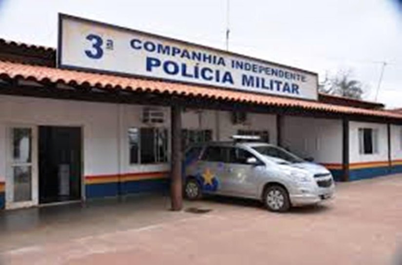 Homem de 37 espanca a mulher, chama policiais militares de ‘pretinhas’ e é preso em Santo Antônio do Leverger