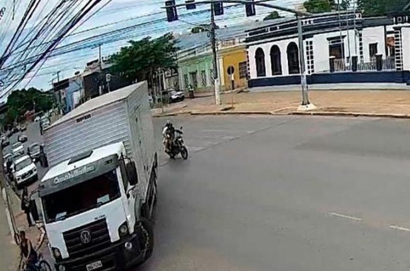 “Não percebi o atropelamento”, diz motorista de caminhão que matou ciclista em Cuiabá