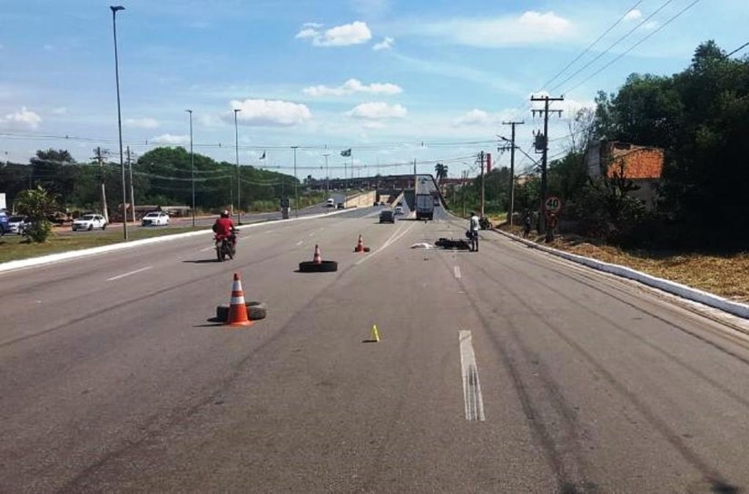 Acidente entre caminhão e motocicleta mata arquiteta de 23 na Avenida Fernando Corrêa, em Cuiabá