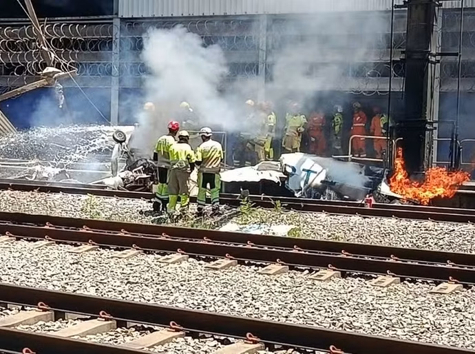 Avião cai e pega fogo sobre os trilhos de estação de trem em BH; piloto morreu
