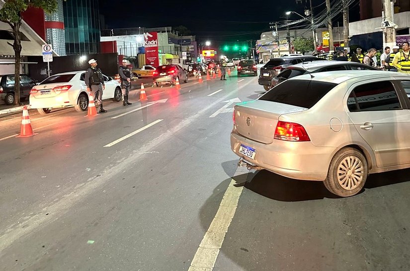 Operação Lei Seca na Avenida Isaac Póvoas termina com 16 motoristas presos e 34 veículos removidos