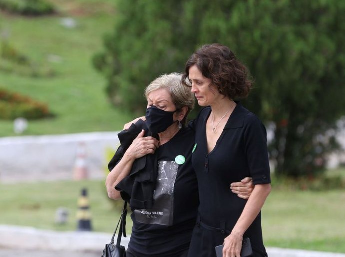 Familiares se despedem de Dom Phillips em funeral em Niterói