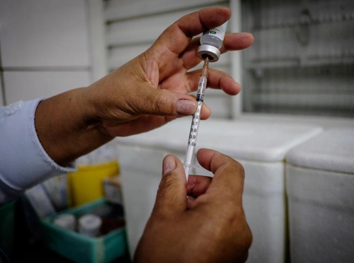 Primeira remessa da vacina contra a dengue chega em MT na próxima semana