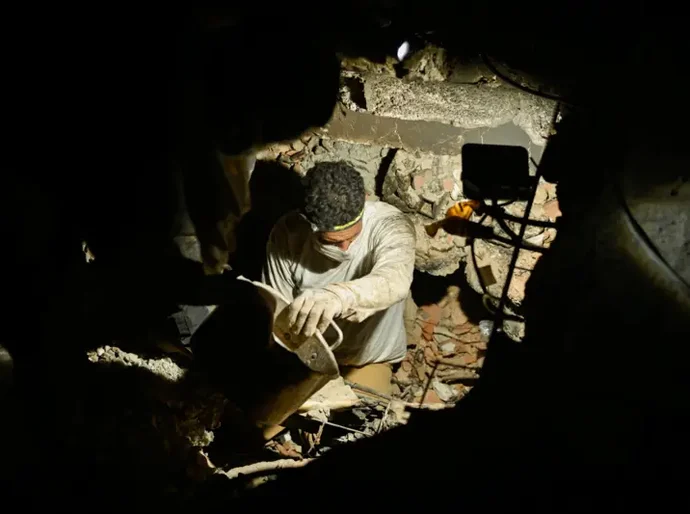 Equipes de resgate na Venezuela correm contra o relógio mais de 72h após terremotos que mataram mais de 1,4 mil