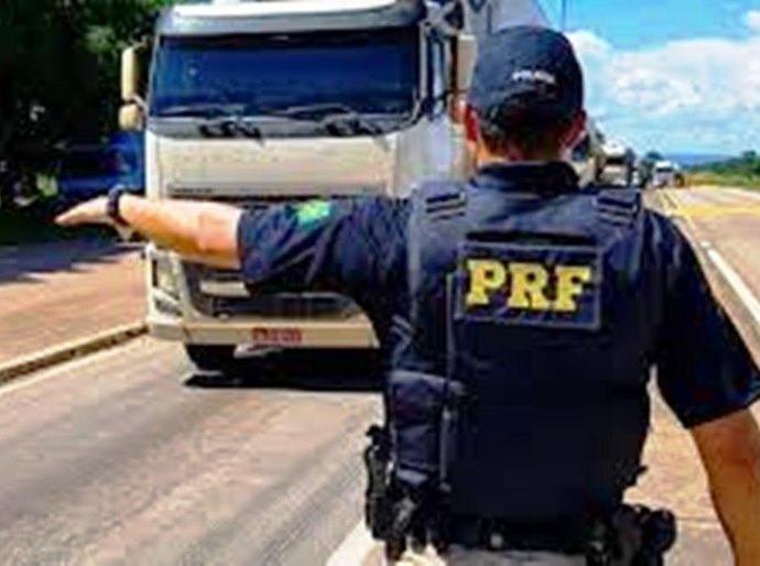 Acidente entre caminhões carretas interditou parte da BR-364 e um pega fogo; Não houve mortes