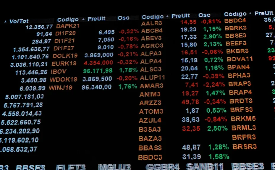 Ibovespa despenca até 17% e dólar dispara após vitória de Lula