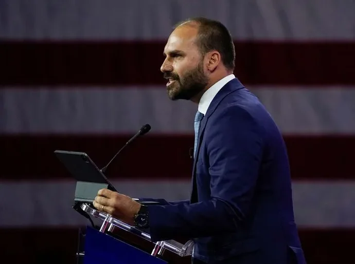 PGR denuncia Eduardo e Paulo Figueiredo por coação nos EUA