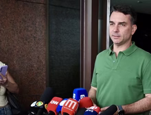 Flávio Bolsonaro indica que candidatura é moeda de troca e 'tem preço' para ser retirada