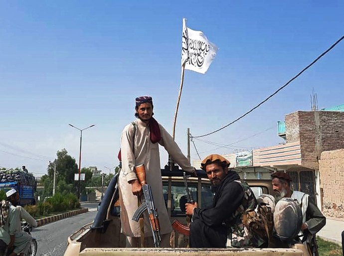 Talibã chega a Cabul e quer rendição do governo do Afeganistão