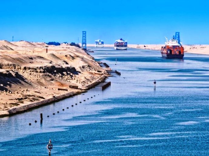 Navio encalhado no Canal de Suez: por que incidente pode piorar crise econômica global