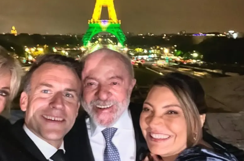 Lula, Janja e casal Macron tiram selfie com Torre Eiffel verde e amarela