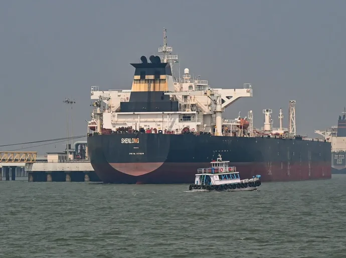 Irã permite passagem de navios com bens essenciais pelo Estreito de Ormuz