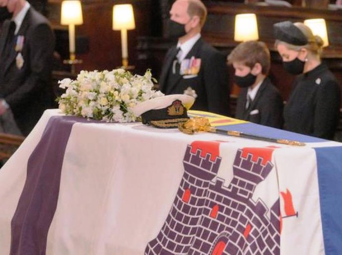 Com a família e convidados, rainha Elizabeth II se despede do príncipe Philip