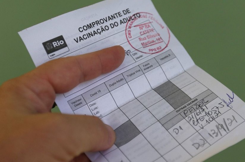 Com volta às aulas presenciais obrigatórias em grande parte do país, especialistas alertam para atualização do cartão de vacina