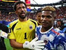 Craque do jogo, goleiro Vozinha sai chorando de campo após segurar Espanha