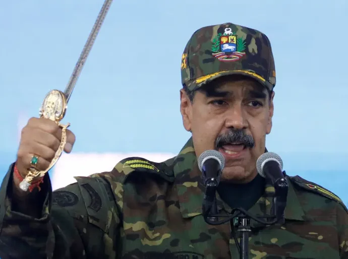 A escalada da tensão entre Venezuela e EUA, dia a dia: bombardeios no Caribe, porta-aviões e ameaça direta de ataque