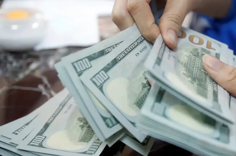 Dólar cai 1,6% e fecha em R$ 5,23 com alívio externo