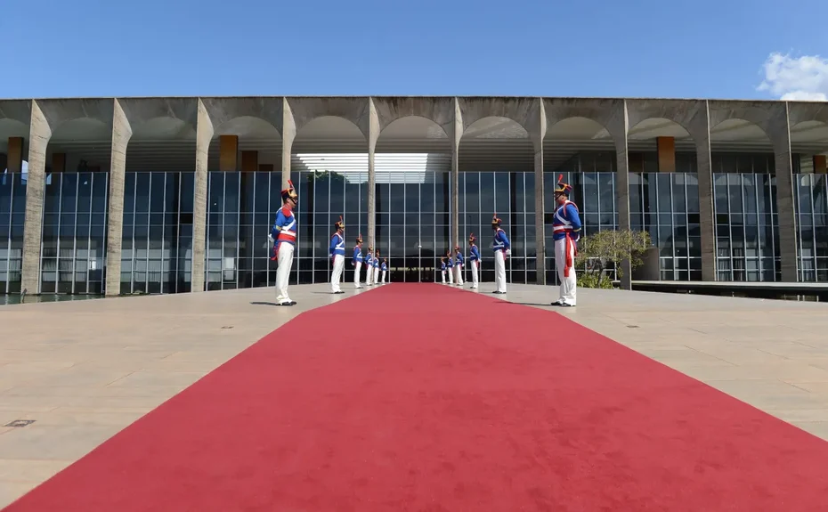 EUA revogam visto da embaixadora do Brasil