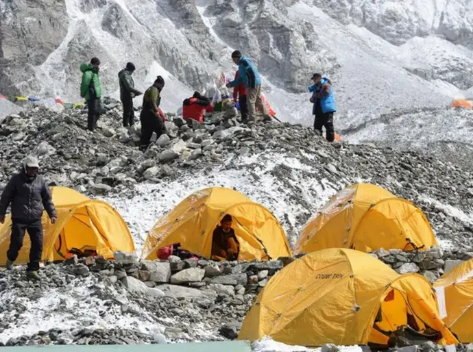 A corrida contra o tempo para resgatar mais de 200 pessoas presas no Monte Everest