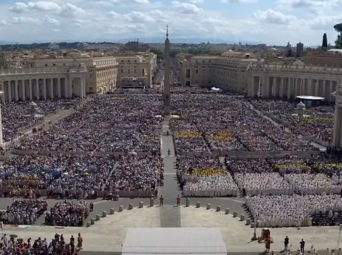 'Grande ensinamento de Francisco foi que só a misericórdia cura e cria um mundo novo', diz cardeal Pietro Parolin, em missa com mais de 200 mil pessoas