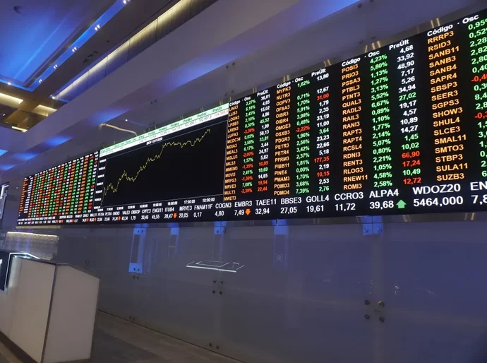 Ibovespa fecha acima dos 190 mil pontos pela 1ª vez; dólar cai a R$ 5,17