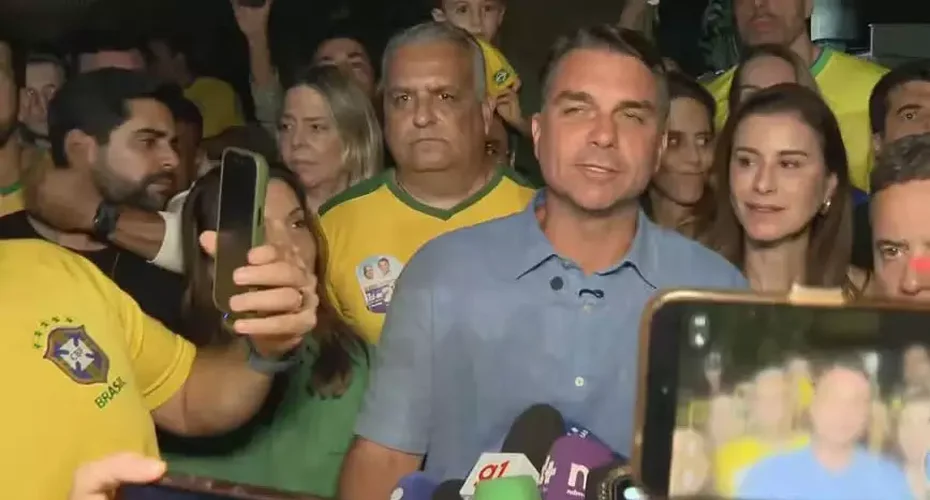 Flávio Bolsonaro diz estar 'muito feliz' com resultado do primeiro turno: 'O Brasil quer mudança'