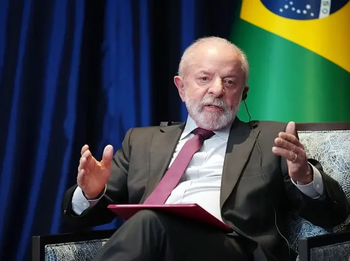 Lula: Trump sabe que 'rei morto, é rei posto' e que 'Bolsonaro é passado'
