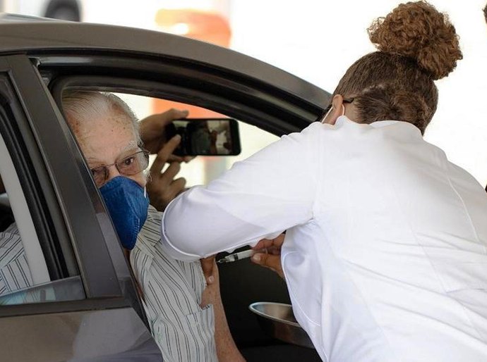 Brasil só terá resultado como o de Israel se vacinar idosos, diz especialista