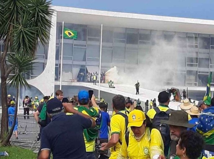 PF vai encaminhar pedido de extradição de foragidos na semana que vem; dúvida é sobre reação de Javier Milei, aliado de Bolsonaro