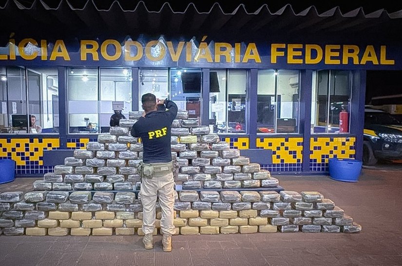 PRF apreende cerca de meia tonelada de skunk em fundo falso de caminhão na BR-364 em Rondonópolis,MT