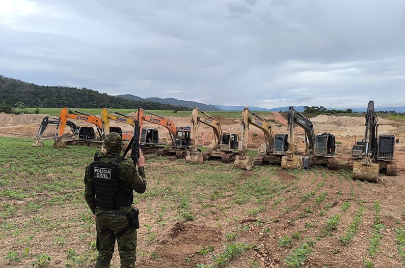 Polícia Civil apreende 9 escavadeiras usadas em garimpo ilegal em propriedade rural