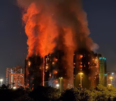 Incêndio atinge complexo de arranha-céus em Hong Kong e mata 36