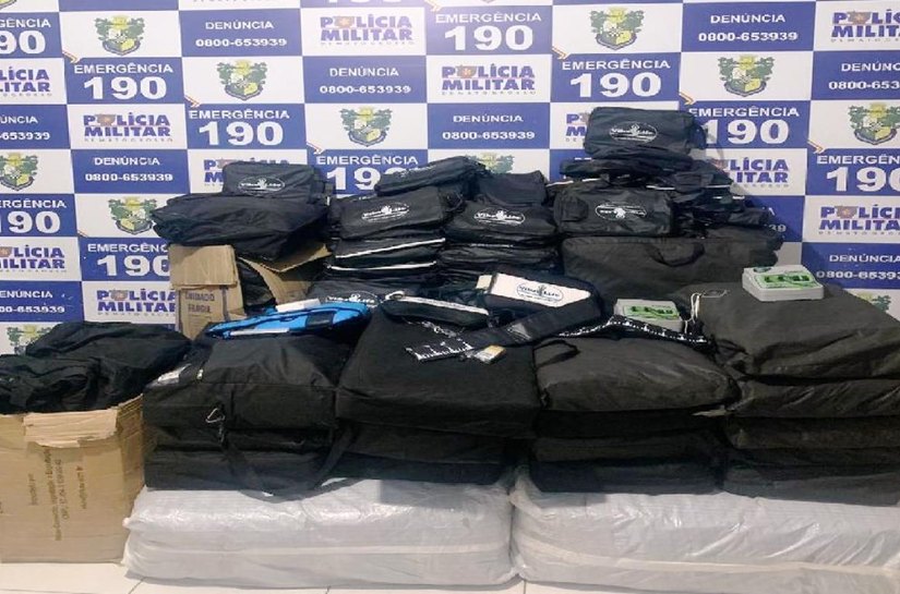 Força Tática encontra 230 aparelhos de fisioterapia sem nota fiscal e prende 4 por descaminho