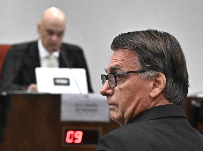 Bolsonaro admite estudo de possibilidades, mas nega plano de golpe