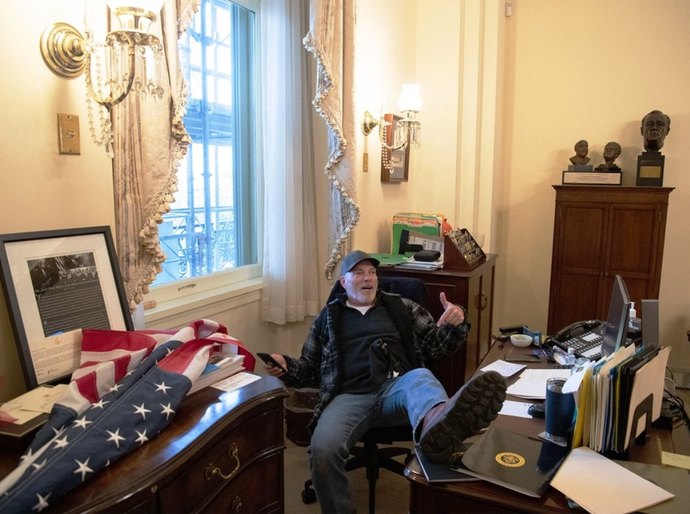 Homem fotografado no escritório da presidente da Câmara dos EUA durante invasão é preso pelo FBI