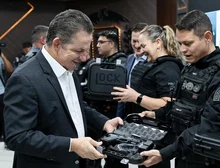 Governo do Estado entrega 1.950 pistolas Glocks a policiais penais de Mato Grosso