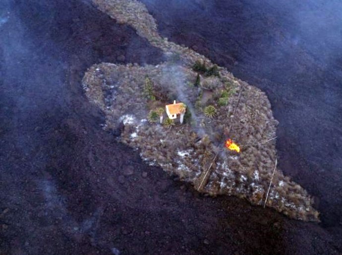 Vulcão em erupção nas Canárias: o desespero de família após casa 'milagrosa' ser consumida por lava